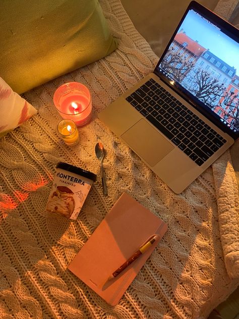 Coquette Evening Routine, Night In Aesthetic Cozy, Night Time Routine Aesthetic Photos, Night Routine Pictures, Evening Routine Aesthetic Photo, Skincare Night Aesthetic, Cozy Nights Aesthetic, Relax Day Aesthetic, Chill Evening Aesthetic