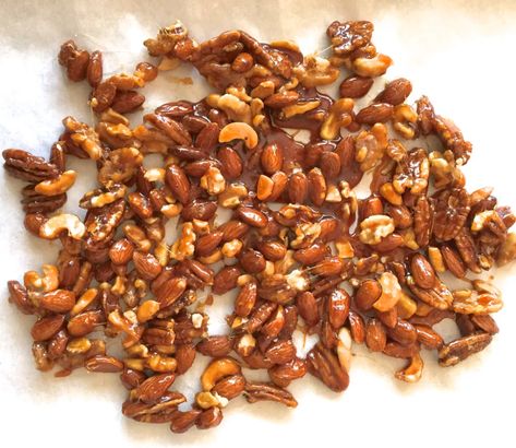 How to Make Salted Caramel Mixed-Nuts - Marilena's Kitchen Salted Carmel, New Year's Eve Appetizers, Salted Nuts, Candied Almonds, Nut Recipes, Favorite Appetizers, Great Appetizers, Mixed Nuts, Recipe Roundup