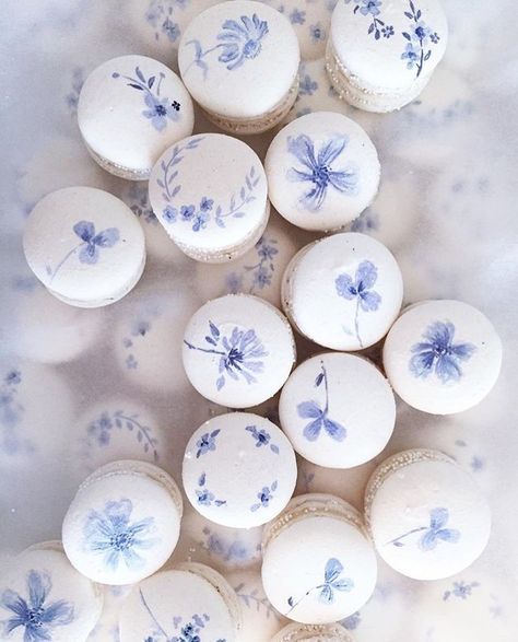 watercolor flowers on wedding cookies Kue Macaroon, Macaroon Cookies, Macaron Flavors, 귀여운 음식 그림, Macaron Cookies, Macaroon Recipes, Macaron Recipe, Cute Desserts, Pretty Cakes