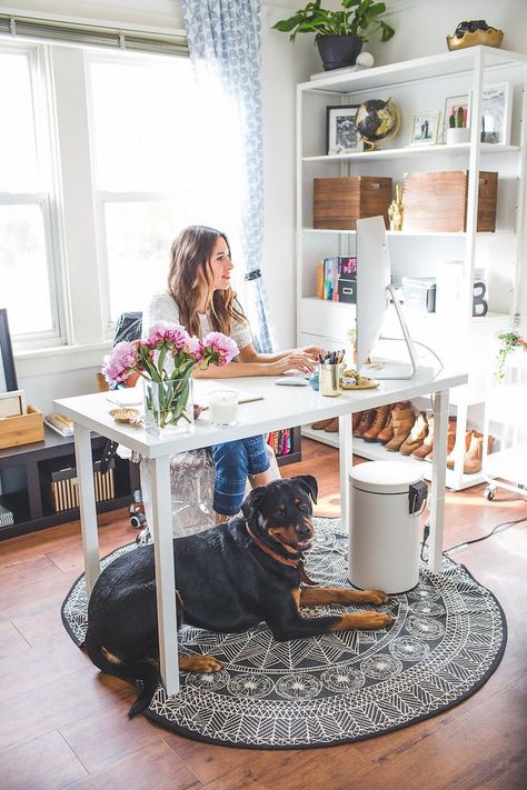 Natalie Comstock runs not one but two businesses from her dreamy home office: her blog ... Shared Home Offices, Shared Home Office Ideas, Shared Home Office, Home Office Design On A Budget, Budget Ideas, Office Space Design, Office Layout, Small Home Office, Office Workspace