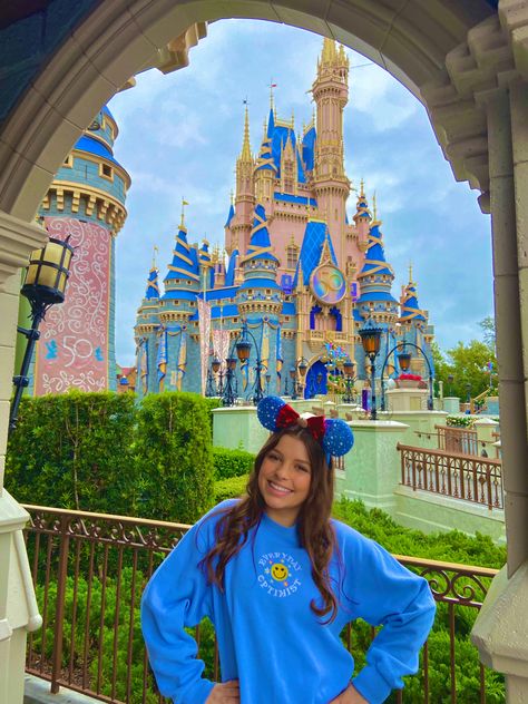 Cute Magic Kingdom Pictures, Poses In Front Of Disney Castle, Disney Castle Pictures Ideas, Disney World Castle Pictures, Magic Kingdom Poses Ideas, Day At Disney Outfit, Magic Kingdom Castle Pictures, Disney Poses Ideas Magic Kingdom, Disney Photo Ideas Magic Kingdom