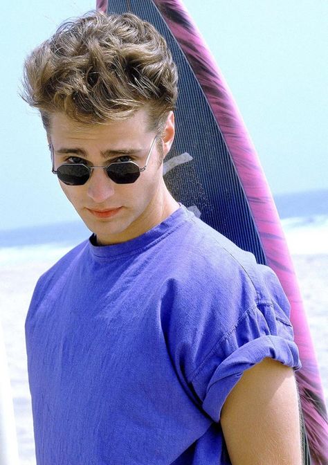 jason priestley,   beverly hills 90210 1990s tv show / sunglasses 90's Beverly Hills 90210 Fashion, Dylan And Brenda, 90s Guys, Brandon Walsh, Dylan Mckay, 90210 Fashion, Brenda Walsh, Jim James, Jason Priestley