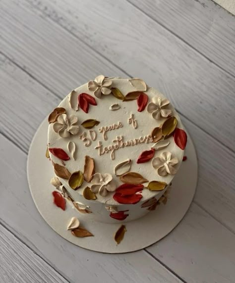 Fall Flowers Cake, Fall Cake Designs Simple, Cake Decorations Simple, Fall Flower Cake, Fall Birthday Cakes, Aesthetic Cake, Simple Cake Designs, Mini Cakes Birthday, Creative Cake Decorating