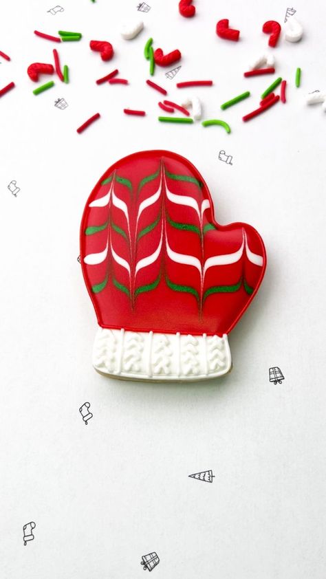 Royal Icing Christmas Cookies, Mitten Cookies, Decorated Sugar Cookie, Cookie Decorating Icing, Christmas Sugar Cookies Decorated, Cute Christmas Cookies, Royal Iced Cookies, Sugar Cookie Royal Icing, Iced Sugar Cookies