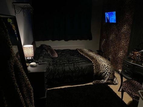 Snooki Aesthetic Room, Room Idea Y2k, Dark Y2k Bedroom, Dark Y2k Room, Leopard Print Bedroom Ideas, Dark Mcbling, Leopard Print Room, Mcbling Room, Y2k Room Ideas