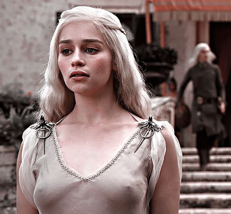 Emilie Clarke, Emilia Clarke Pics, Daenerys Targaryen Dress, Emilia Clarke Style, Мотоциклы Cafe Racers, Gala Fashion, Targaryen Aesthetic, Mother Of Dragons, Emilia Clarke