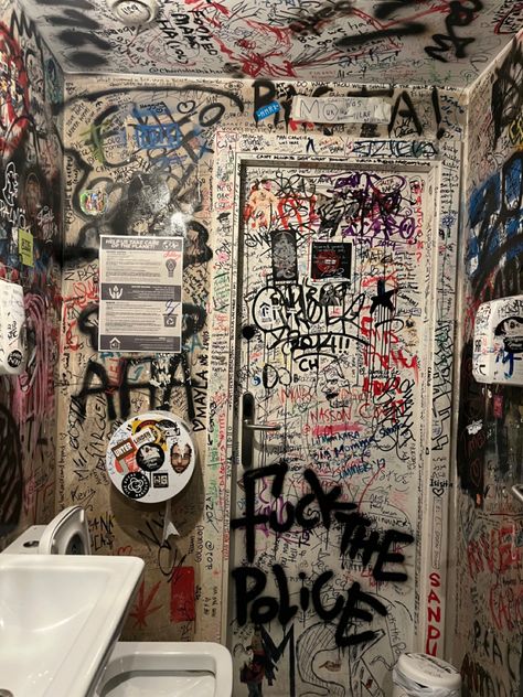 Graffiti Room Wall, Graffiti Room Ideas, Punk Interior, Graffiti Bathroom, Room Graffiti, Graffiti Bedroom, Punk Room, Punk House, Graffiti Room