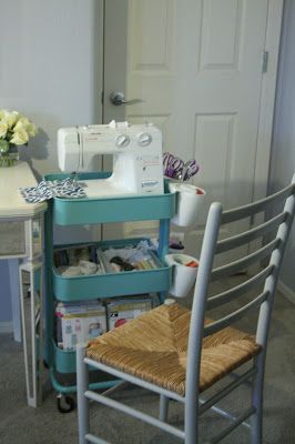 Create a Sewing Cart with IKEA's RÅSKOG Utility Cart. Great way to store crafts… Store Sewing Machine, Sewing Cart, Ikea Raskog Cart, Ikea Cart, Sewing Nook, Ikea Raskog, Sewing Station, Craft Cart, Sewing Machine Table