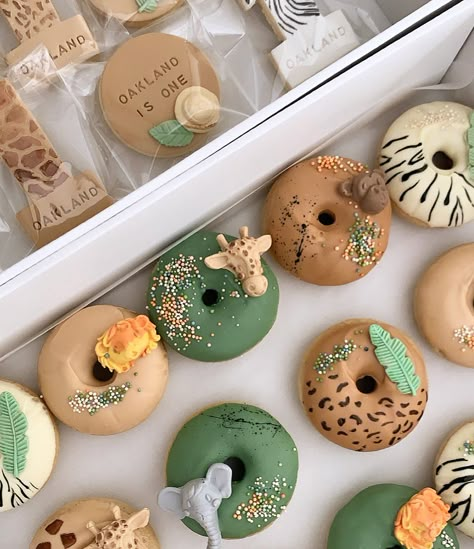 Safari Birthday Party Food, Donat Glaze, 4de Verjaardag, Baby Shower Safari Theme, Wild Birthday Party, Idee Babyshower, Lion King Birthday, Jungle Theme Birthday, Baby Boy 1st Birthday Party