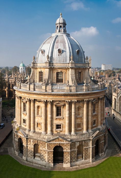 The Bodleian Library, Oxford University, England. Our visit included a walk through some amazing book rooms. Interesting to see books actually 600 and 700 years old. Wels, Belize City, Library Oxford, Radcliffe Camera, Architecture Cool, Uk Places, Bodleian Library, Visit Uk, Beautiful Library