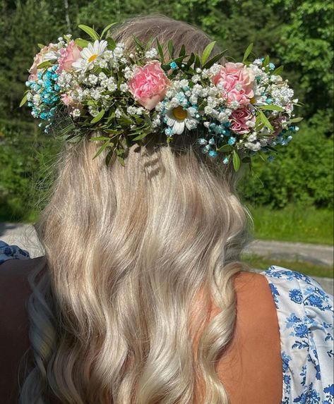 Flower Crown Inspiration, Midsummer Crown, Midsummer Flower Crown, Midsummer Outfit, Midsommar Outfit, Flower Crown Aesthetic, Garden Party Outfits, Flower Crown Party, Crown Aesthetic