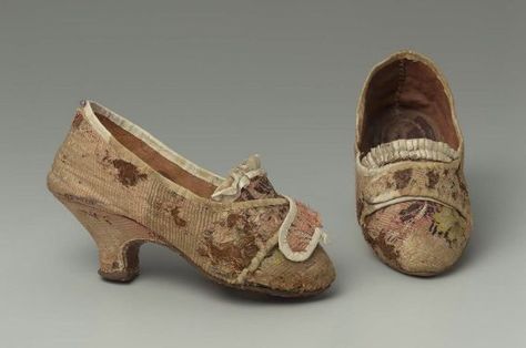 1775-85 Pair of women's shoes 18th Century Shoes, Century Shoes, 18th Century Women, Historical Shoes, 18th Century Clothing, Old Shoes, Antique Clothing, Silk Taffeta, Look Vintage