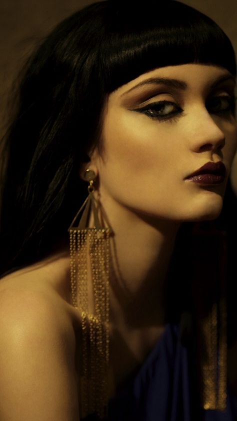 saneves-fan: Shakespeare •Antony & Cleopatra• ... - Alexis Loves....... Cleopatra Aesthetic, Egyptian Goddess Art, Queen Cleopatra, Egyptian Eye, Goddess Aesthetic, Egyptian Beauty, Egyptian Style, Architecture Tattoo, Pure Love