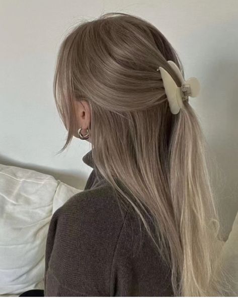 Light Brown Hair Balayage Money Piece, Low Maintenance Blonde Balayage Short Hair, Dirty Ashy Blonde Hair, Dirty Blonde Aesthetic, Ashy Light Brown Hair With Highlights, Light Brown Ashy Hair, Ashy Dirty Blonde Hair, Light Ashy Brown Hair, Light Ashy Brown