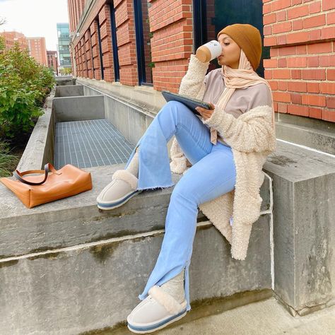 BEARPAW Student Ambassador @hayatmohh shows us how she stays comfortably connected with the softest of slippers 💻🐻🐾 Shop Retro Loki: www.bearpaw.com #LiveLifeComfortably #BearpawStyle #BearpawUniversity Bearpaw Slippers, Paw Slippers, Slipper Outfit, Student Ambassador, Slippers Outfit, Booties Outfit, Bear Paws, Mom Jeans, Slippers