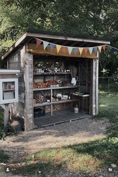 Pallet Farm Stand, Farmstand Plans, Farm Stands Roadside, Diy Roadside Farm Stand, Farmstand Ideas, Lavender Crown, Farmhouse Stand, Farmers Market Display, Vegetable Stand