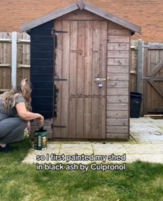 A DIY fan has shared how she gave her dull shed a complete makeover with nothing but a few buckets of paint.  With some bargain buys from Wilko and B&Q, the DIY fan said she was able to create a beautiful garden.  Jenny said she first used Cupronol fence paint to cover her entire shed […] Painting Shed Ideas, Pretty Garden Shed, Garden Shed Decorating Ideas Exterior, Shed Makeover Exterior, Painted Sheds Ideas Colour, Shed Colours Ideas, Shed Painting Ideas, Garden Shed Paint, Shed Paint Colours