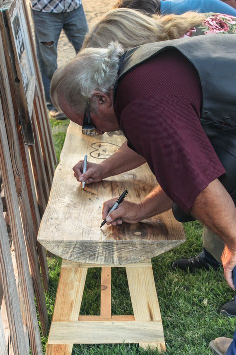 Please Sign Our Guest Bench, Benches For Outdoor Wedding, Field Wedding Reception Ideas, Log Seating Wedding, Country Lake Wedding, Bench Wedding Decor, Log Wedding Decor, Western Wedding Ideas Decorations, Diy Wedding Benches