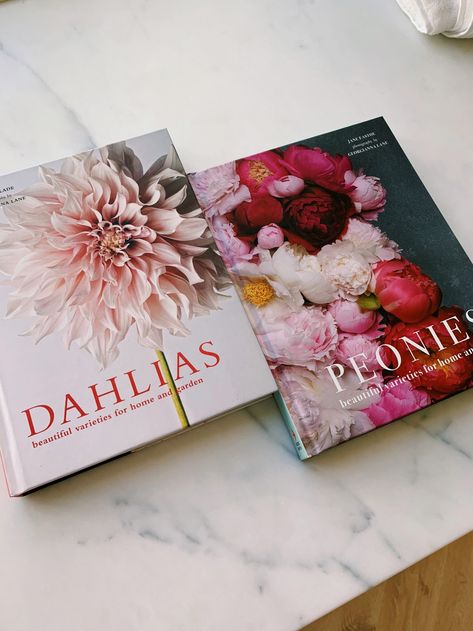 Flowers Coffee Table, Flower Coffee Table, Coffee Table Books Decor, Best Coffee Table Books, Pretty Books, غلاف الكتاب, Interior Decoration Accessories, Garden Coffee Table, Books Coffee