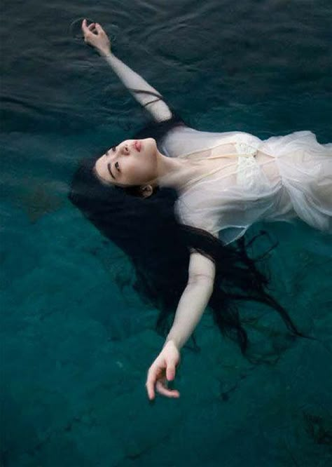 Water Shoot, Water Photography, Floating In Water, Poses References, Foto Art, Underwater Photography, 인물 사진, In Water, Blur