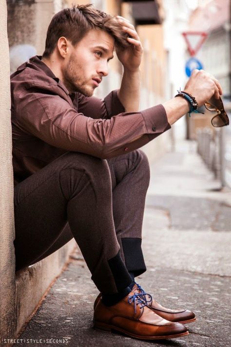 The shades entendre. “What can brown do for you?” Mens Photoshoot Poses, Male Models Poses, Fashion Model Poses, Men Photoshoot, Men Photography, Mens Fashion Photography, Foto Tips, Best Mens Fashion, Fashion Photography Poses