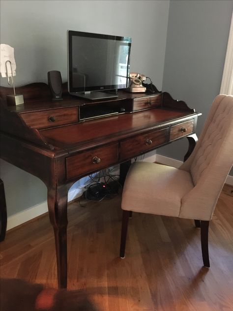 Vintage Computer Desk, Vintage Desk Aesthetic, Antique Computer Desk, Vintage Study Table, Vintage Study Desk, Wooden Bedroom Chair, Studio In Casa, Small Colonial, Vintage Office Desk