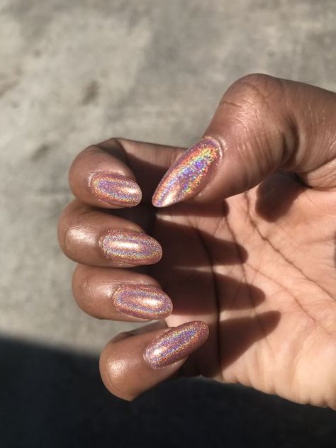 Get Ahead of the Trends with Exciting Chrome Nail Ideas Rose Gold Holographic Nails, Dark Holographic Nails, Holographic Nails Short, Shimmer Nails Acrylic, Red Holographic Nails, Holographic French Tip Nails, Mirrorball Nails, Aura Nails Designs, Disco Nails Designs