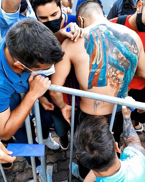 Brazilian fan gets Messi's signature on his Barcelona back tattoo Messi Leg Tattoo, Lionel Messi Tattoo, Messi Legs, Messi Body, Messi Signature, Side Leg Tattoo, Messi Tattoo, Soccer Tattoos, Argentine Football