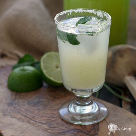 Soda Chanh (Vietnamese Lime Soda) Mint Drink Recipe, Fruity Alcohol Drinks, Limeade Recipe, Mint Drink, Virgin Drinks, Lime Drinks, Spring Dishes, Soda Drink, Soda Recipe