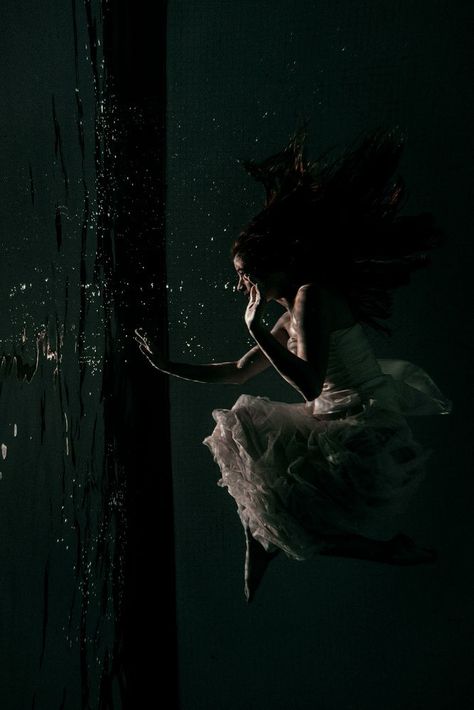 No Ordinary Girl, Arte Peculiar, Water Aesthetic, Photography Contest, Photography Contests, Pin I, Dark Photography, Underwater Photography, Book Aesthetic