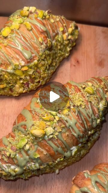 Pistachio Croissant Recipe, Croissant Dessert Recipes, Croissant Burger, Croissant Pistachio, Pistachio Dessert Recipes, Pistachio Recipes Desserts, Pistachio Croissant, Cream Puff Filling, Dessert Names