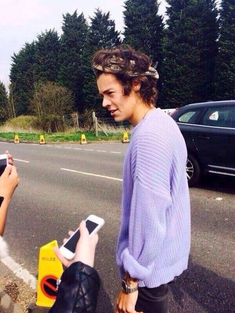 Harry Styles Sweater, Catching Feelings, Harry Outfits, Harry Styles 2013, Purple Jumpers, Harry Styles Imagines, Harry Styles Cute, Harry Styles Wallpaper, Harry Styles Pictures