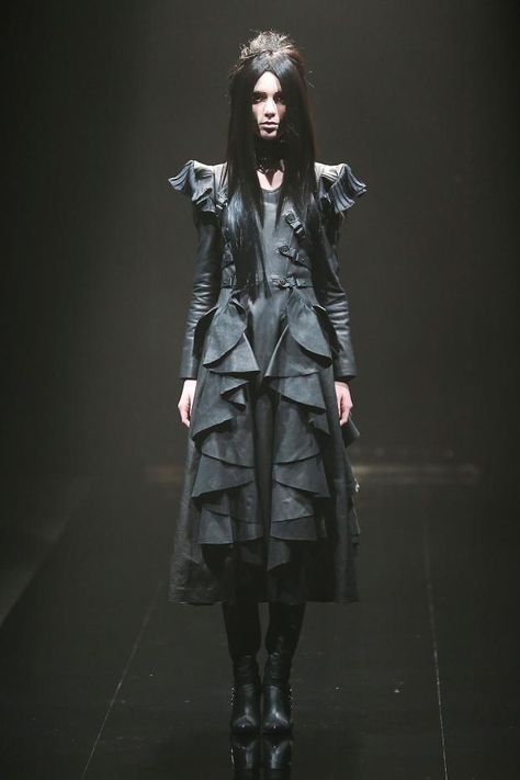 Macabre Fashion, Tokyo Fashion Week, Ellie Saab, Tokyo Fashion, Gothic Beauty, Gothic Girls, John Galliano, Dark Beauty, Costume Outfits