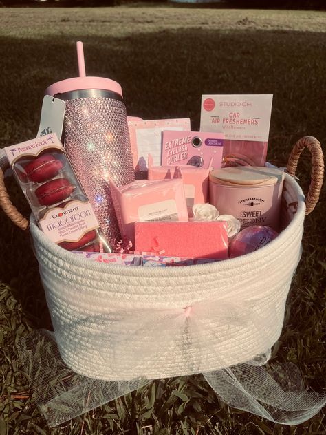 ❀ Pink Gift Basket ❀ This pink gift set includes: -2 candy flavored lip balms  -2 packs of precision beauty makeup wipes  -2 rose scented/shaped soaps  -pink eyelash curler  -Scentsational sweet peony candle  -Onyx Bathhouse pomegranate bath bomb  -Hydrapeak limited edition pink sparkly tumbler -pink notepad  -Studio Oh! cowgirl boots car freshener  -Curenero passion fruit macaroons  -pink pumice foot scrub -NK lip gel  -nail file  -gift basket with bow, wrap, and personalized gift tag -optional Pink Teen Gifts, Pink Self Care Basket, Gift Basket Makeup, Pink Gift Bags Ideas, Girly Goodie Bags, Dance Gift Basket, Pink Birthday Basket For Best Friend, Makeup Basket Gift Ideas, Pink Spooky Basket