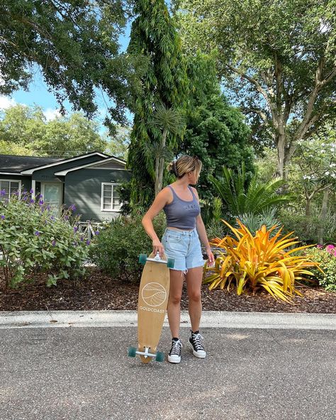 Casual summer outfit with Levi’s and skateboard