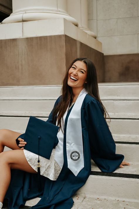 Highschool Graduation Pictures Ideas, Dentist Graduation Pictures, Grad Shoot Ideas, Fun Graduation Pictures, College Grad Pictures, Grad Poses, Cap And Gown Photos, Nursing Graduation Pictures, Cap And Gown Pictures