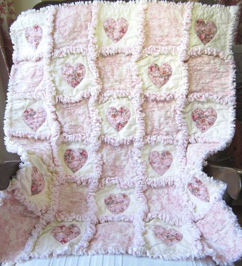 . Shabby Chic Quilt Patterns, Flannel Rag Quilts, Rag Quilt Tutorial, Colchas Quilting, Shabby Chic Quilts, Rag Quilt Patterns, Baby Rag Quilts, Chic Quilts, Shabby Chic Fabric