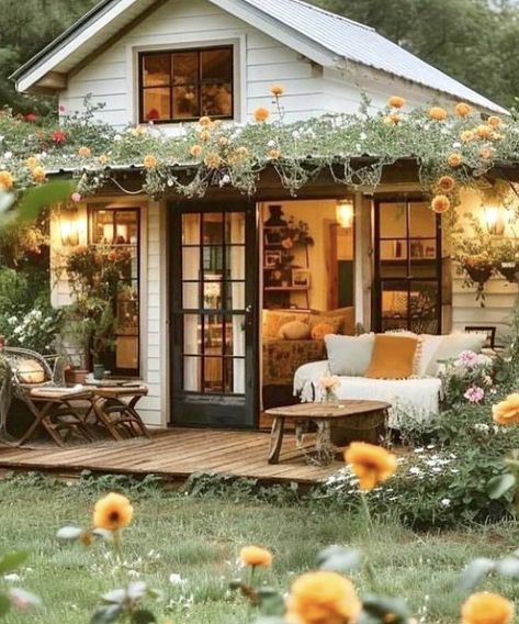 Small Vintage House Exterior, Boho Home Exterior, Boho House Exterior, Boho Exterior, Vintage House Exterior, Cozy Cottages, Beautiful Outdoor Spaces, Boho House, House Room