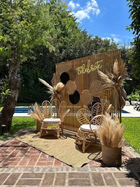 Wicker Party Decor, Bamboo Backdrop Ideas, Bamboo Wedding Decor, Rattan Backdrop, Boho Backdrop Ideas, Boho Party Backdrop, Pelamin Klasik, Bamboo Backdrop, African Wedding Theme