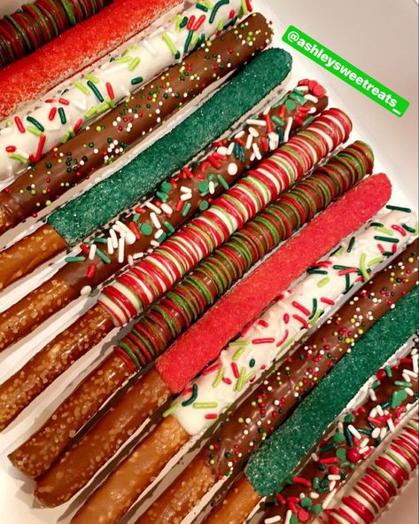 Christmas Desert Tray Ideas, December Birthday Food Ideas, Xmas Pretzel Treats, Christmas School Bake Sale, Christmas Themed Chocolate Covered Pretzels, Christmas Theme Ideas For Kids, Christmas Chocolate Molds, Christmas Themed Dishes, Christmas Birthday Snacks