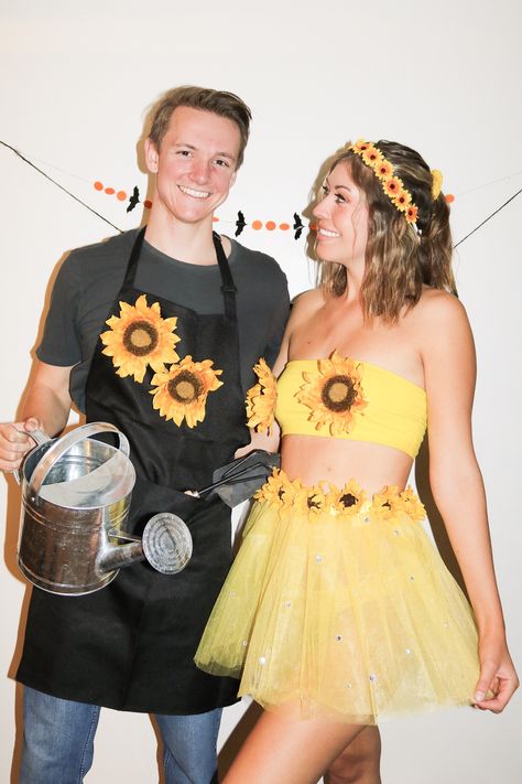 #sunflower #halloween #gardener #couplescostumes #diy #october #love  #collegecostume Partner Costumes, Carnaval Make-up, Halloween Coustumes, Holloween Costume, Cute Couple Halloween Costumes, Costumes For Teens, Halloween Costume Outfits, Halloween Costumes For Couples, Group Halloween Costumes