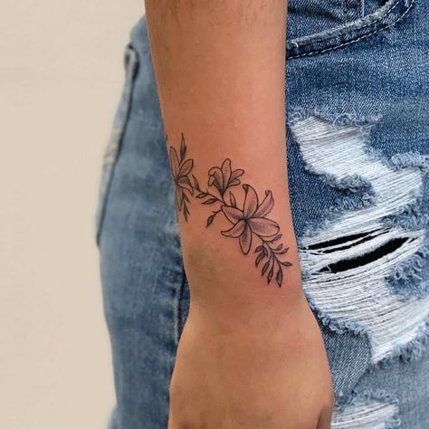 Lotusblume Tattoo, Wrap Around Wrist Tattoos, Small Wave Tattoo, Tato Tradisional, Wrap Tattoo, Women Healing, Cool Wrist Tattoos, Flower Wrist Tattoos, Tattoo Female