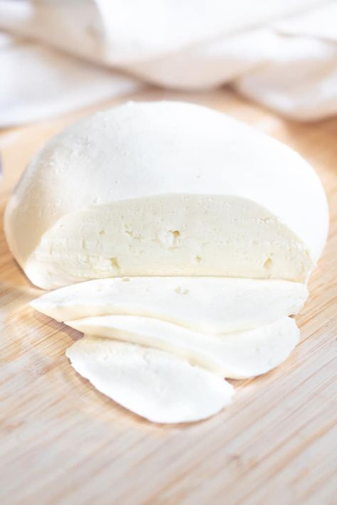 Making your own cheese at home is a lot easier than you may think. In just 30 minutes you can make your own, homemade, Fresh Mozzarella From Scratch! Fresh Mozzarella Recipe, Cheese Recipes Homemade, Homemade Mozzarella, Cheese At Home, Baking Techniques, Noodles Recipes, Scratch Recipes, Mozzarella Recipes, Easy Cheese