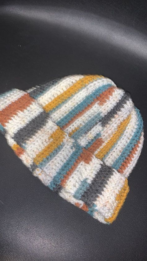 Crochet Beanie Half Color, Color Block Beanie Crochet, Crochet Hat Multicolor, Crochet Beanie 2 Colors, Crochet Projects With Multi Color Yarn, Crochet Beanie Multi Color, Two Color Crochet Beanie, Crochet With Multi Colored Yarn, Crochet Beanie Color Ideas