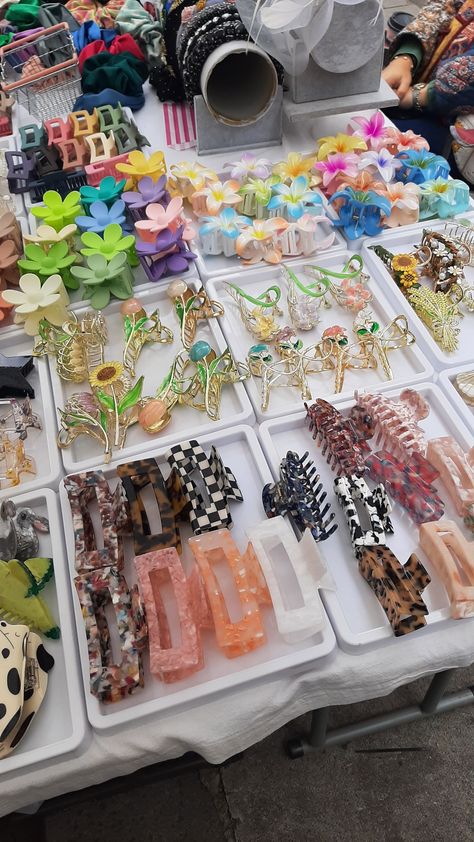 Claw clips broches aesthetic colorful itgirl Broches Aesthetic, Claw Clips, Life Is A Journey, Claw Clip, Makeup, Color, Make Up