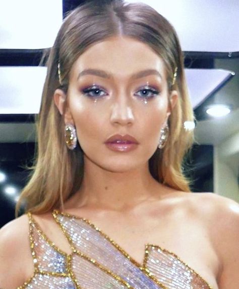 Gigi Hadid Makeup, Versace Style, Celebrity Makeup Looks, Summer Makeup Looks, Celebrity Makeup, Makati, Prom Makeup, Summer Makeup, Gigi Hadid