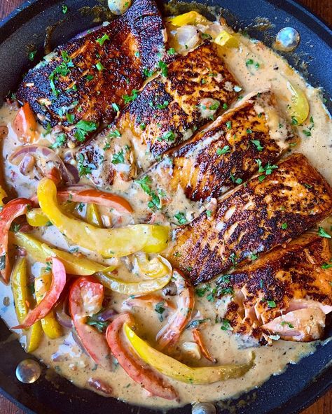 Diane Morrisey's Blackened Salmon in Cajun Cream Sauce Anna Chwistek, Quick And Healthy Dinner Ideas, Best Salmon Recipe, Cajun Sauce, Healthy Dinner Ideas, Bell Pepper Recipes, Healthy Salmon Recipes, Dump Meals, Pan Seared Salmon