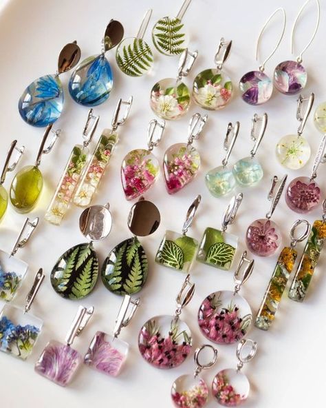 Epoxy Resin Art Ideas Jewelry, Resin Jewellery Making, Epoxy Resin Earring Ideas, Epoxy Jewelry Diy, Resin Jewellery Ideas, Resin Pendant Ideas, Resin Earrings Ideas, Resin Flower Jewelry, Diy Resin Jewelry