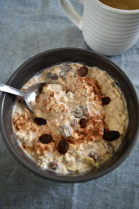 Healthy Cinnamon Raisin Overnight Oats | Hint of Healthy Raisin Overnight Oats, Low Calorie Overnight Oats, Oats With Yogurt, Sugar Free Breakfast, Healthy Foods To Make, Oat Recipes Healthy, Low Calorie Breakfast, Overnight Oats Recipe Healthy, Overnight Oats Healthy