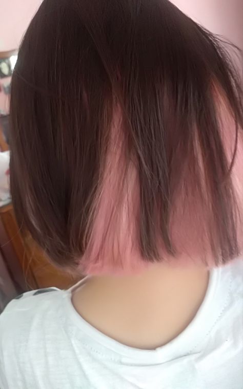 Short Hair Pink Peekaboo, Short Brown Hair With Pink Underneath, Pink Peek A Boo Hair, Pink Gradient Hair, Pink Hair Dye Ideas, Pinkish Brown Hair, Pink Peekaboo Hair, Underdye Hair, Pink Hair Streaks